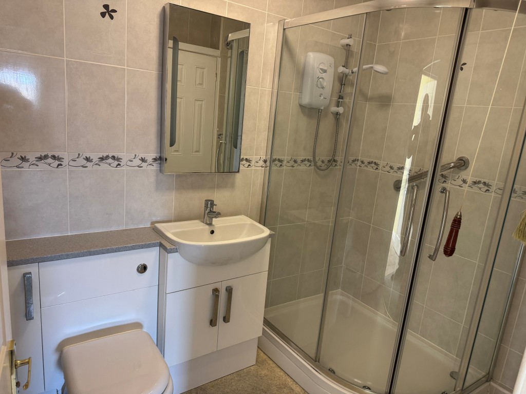 Lot: 129 - TWO-BEDROOM FLAT FOR OVER 55 YEAR OLDS - ALLOCATED PARKING SPACE - The Shower Room